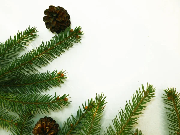 Albero di Natale su sfondo bianco. Regali di Capodanno. Layout piatto, vista dall'alto, spazio di copia — Foto Stock