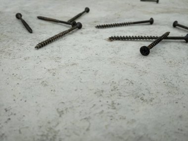 Beyaz beton bir duvarda vidalar. Kapalı beton duvar dokusu.