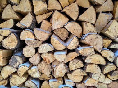 Yakacak odun arka planı, ormanda yakacak odun yığınları. Yakacak odun yığını.