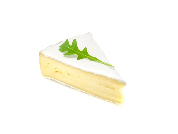 ब्री प्रकारचे चीज. ताजे ब्री चीज आणि हिरव्या पानांसह . — स्टॉक फोटो, इमेज