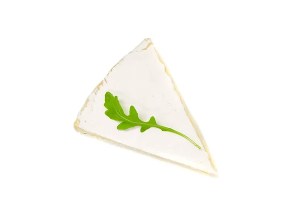 Brie typ av ost. Färsk Brie ost och med gröna blad rucola. — Stockfoto