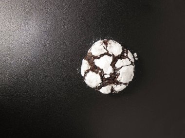 Ev yapımı çikolatalı kurabiyeler. Siyah arka planda pudra şekerli çikolatalı brownie kurabiyeleri. Seçici odak