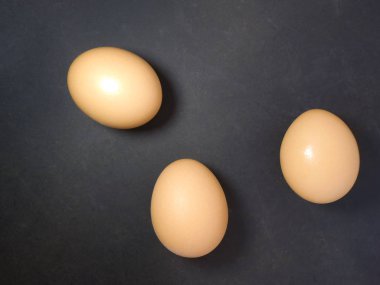 Siyah arka planda çiğ tavuk yumurtası.