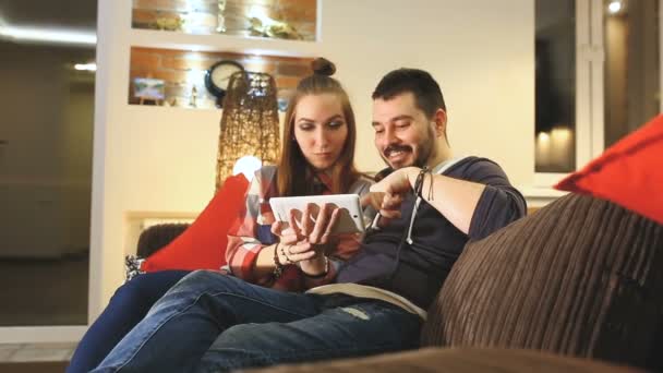 Couple using digital tablet touchscreen ipad watching movies, smiling and having fun. — Stock Video