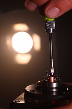 İnsan eli bakım elektronik sigara, vaper koyu arka plan üzerinde performans nasıl vape geri tepme için BKİ