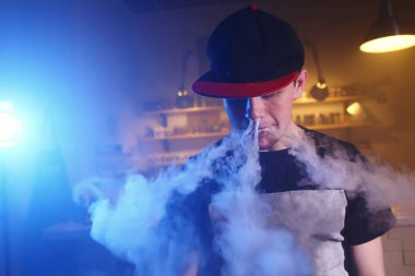 Adam vape dükkanında elektronik sigara duman