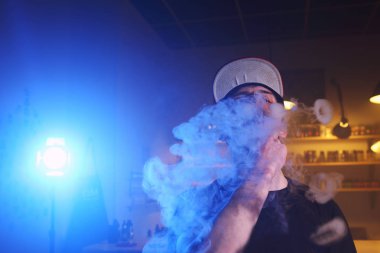 Vape barda Buhar bulutu Vaping adam. yakın çekim.