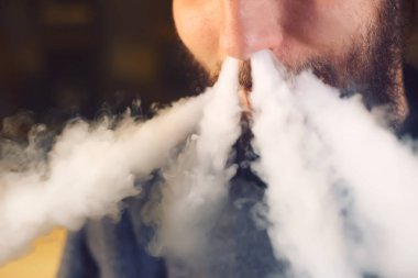 Adam sigara elektronik sigara vape dükkanında. yakın çekim.