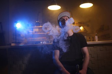 Vaping adam vape barda Buhar bulutu içinde