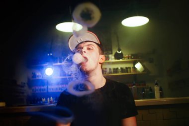 Adam vape dükkanında elektronik sigara duman