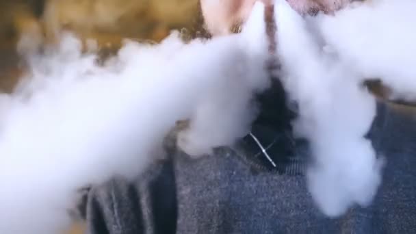 Mann raucht elektronische Zigarette Dampf — Stockvideo