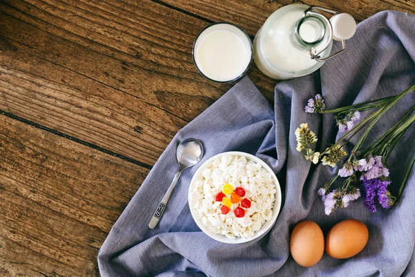 Koyu ahşap masa üzerinde süt ürünleri. Ekşi krema, süt, peynir, yumurta. Kopya alanı ile Üstten Görünüm — Stok fotoğraf