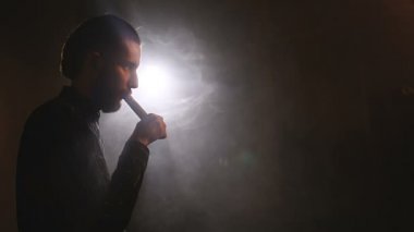 Adam vape dükkanında elektronik sigara duman