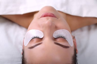 Kirpik uzatma prosedürü. Uzun kirpikli kadın gözü. Kırbaçlar, kapatın, makro, seçici odaklanma.