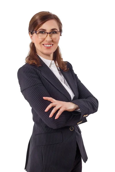 Portrait d'une belle femme d'affaires de 50 oreilles dans les bras croisés pose isolée sur blanc . — Photo