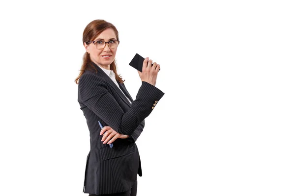 Retrato de uma mulher de negócios bonita 50 orelhas de idade com telefone celular isolado em branco . — Fotografia de Stock