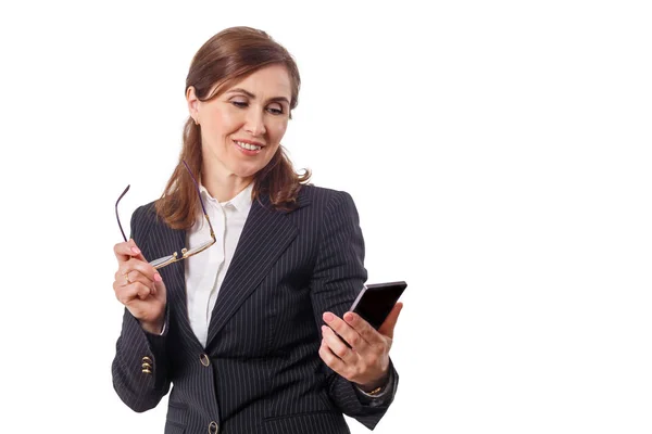Portrait d'une belle femme d'affaires de 50 oreilles avec téléphone portable isolé sur blanc . — Photo