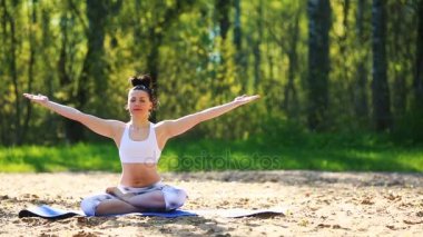 Genç kadın yaz Şehir Parkı yoga egzersizleri yapıyor. Sağlık yaşam tarzı kavramı.