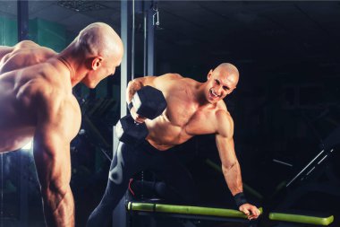 atletik adam güç, spor salonunda egzersiz halter, basınla yürütmek