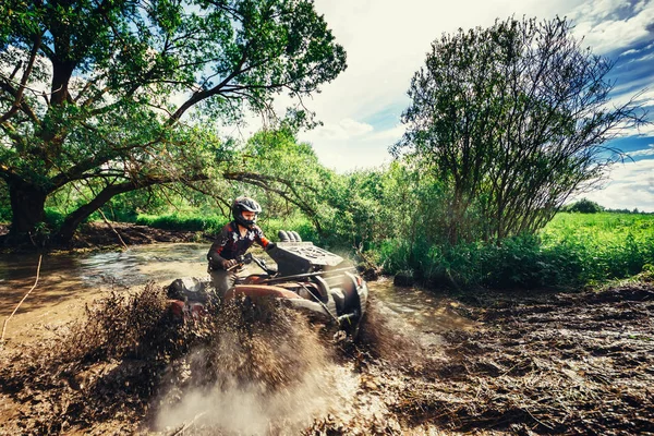 Vitebsk, Beyaz Rusya - 11 Haziran 2017: Fotoğraf adamın çamur parça çalıştıran Atv Quad Bisiklet — Stok fotoğraf