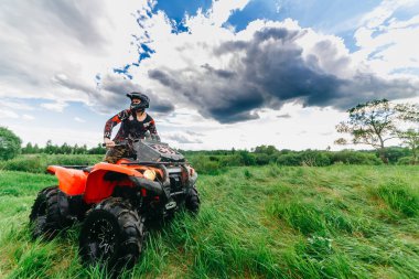 Vitebsk, Beyaz Rusya - 11 Haziran 2017: Fotoğraf Atv Quad Bisiklet alanında çalışan adam