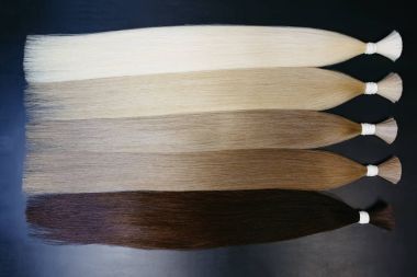 karanlık bir arka plan üzerinde beş renk saç uzatma. boşaltmak. Üstten Görünüm.