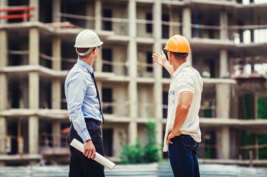 Mimar ve inşaat alanında tartışırken Oluşturucu