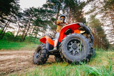 Adam çamur parça çalıştıran Atv Quad Bisiklet
