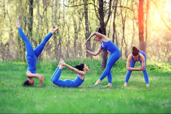 Genç kadın yaz Şehir Parkı yoga egzersizleri yapıyor. Word Yoga. Sağlık yaşam tarzı kavramı.