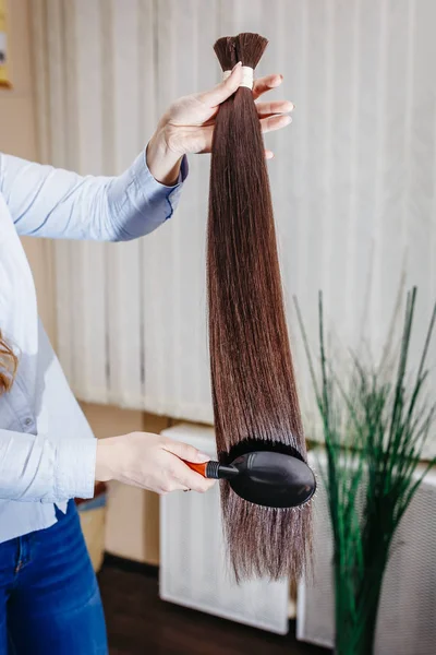 Donna pettine attrezzature estensione capelli di capelli naturali — Foto Stock