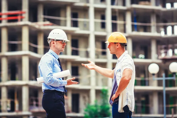 Mimar ve inşaat alanında tartışırken Oluşturucu