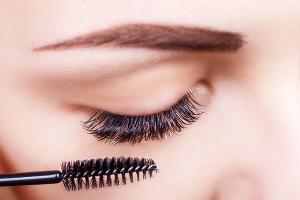 Eyelash Extension Procedure. Woman Eye with Long Eyelashes. Lashes, close up, macro, selective focus. — Stock Photo, Image