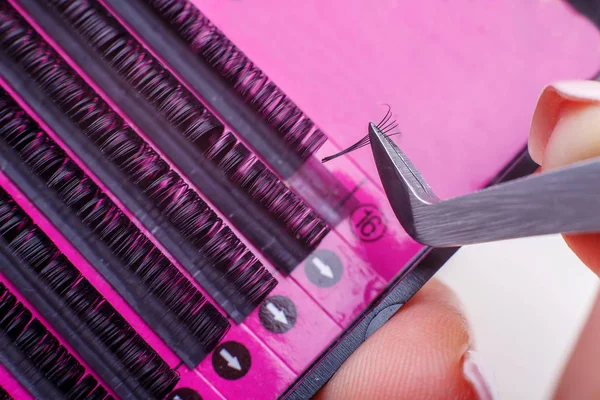 Kirpik uzatma araçları beyaz arka plan üzerinde. Kirpik uzantıları için aksesuarlar. Suni kirpikler.