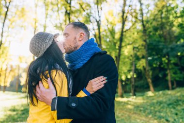 Sonbahar park genç insanlar. Sarı ağaç ve yaprak. Mutlu genç aile kavramı.