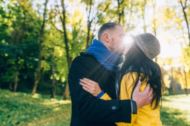 Sonbahar park genç insanlar. Sarı ağaç ve yaprak. Mutlu genç aile kavramı.