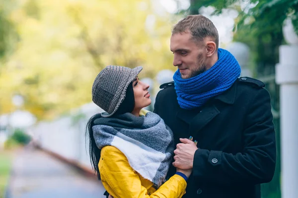 Sonbahar park genç insanlar. Sarı ağaç ve yaprak. Mutlu genç aile kavramı.