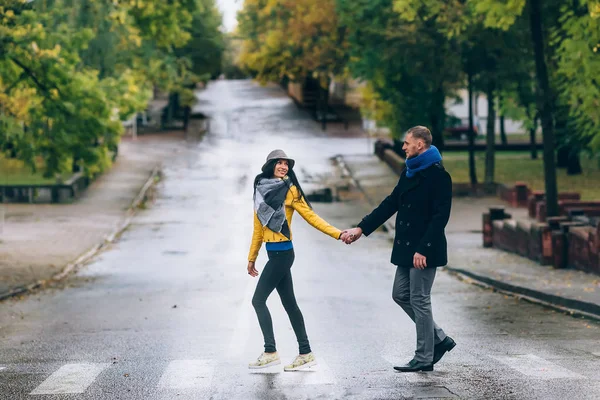 Portret van aanhankelijk paar nemen van een wandeling in de stad — Stockfoto