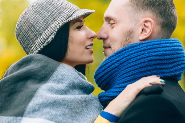 Jongeren in herfst park. Gele bomen en bladeren. Gelukkig jonge familie concept. — Stockfoto