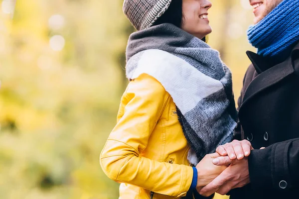 Sonbahar park genç insanlar. Sarı ağaç ve yaprak. Mutlu genç aile kavramı.