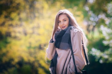 açık havada, mutlu gülümseyen kadın, sonbahar park.