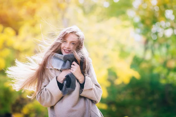 행복 한 웃는 여자, 야외에서,가 공원. — 스톡 사진