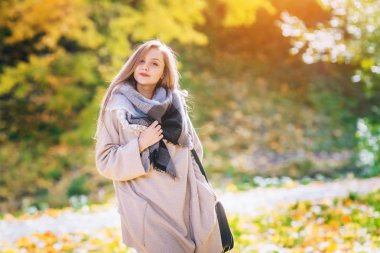 açık havada, mutlu gülümseyen kadın, sonbahar park.