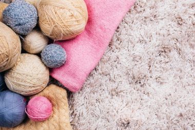 Örgü iplik topları beyaz arka plan üzerinde. Üstten Görünüm. Seçici odak.