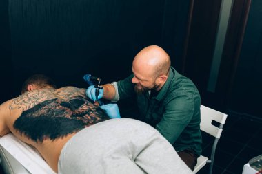 Ana dövmeci dövme yapar. Portre