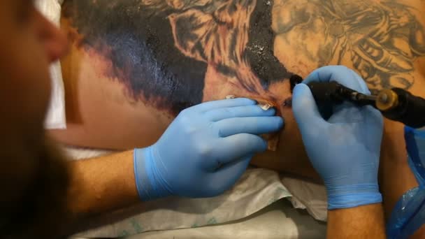 Tatuaje maestro artista hace un tatuaje. Primer plano. — Vídeos de Stock