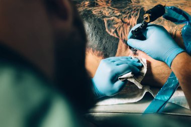 Ana dövmeci dövme yapar. Portre