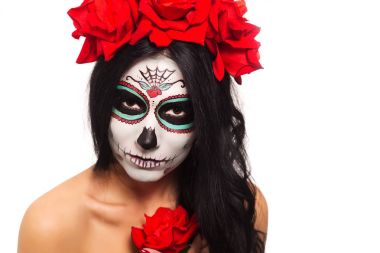 Ölülerin günü. Cadılar Bayramı. Genç kadın gün ölü maskesi kafatası yüz sanat ve gül. Beyaz izole. portre.