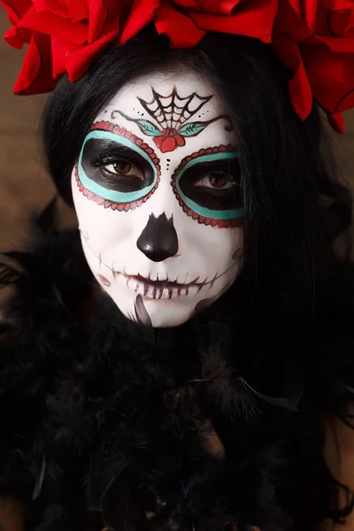 El día de los muertos. Halloween. Mujer joven en el día de la máscara muerta cráneo cara arte y rosa. Fondo oscuro . —  Fotos de Stock