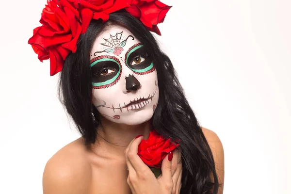 El día de los muertos. Halloween. Mujer joven en el día de la máscara muerta cráneo cara arte y rosa. Aislado sobre blanco. primer plano . — Foto de Stock