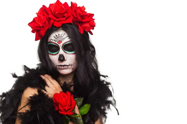 Ημέρα των νεκρών. Απόκριες. Νεαρή γυναίκα στην ημέρα των νεκρών μάσκα κρανίο αντιμετωπίζουν την τέχνη και τριαντάφυλλο. Απομονωμένα σε λευκό. κινηματογράφηση σε πρώτο πλάνο. — Φωτογραφία Αρχείου